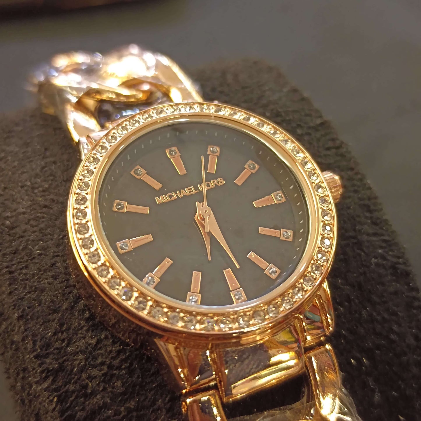PREMIUM ROSE GOLD COLOURED METAL BODY MICHAEL KORS CHAIN WATCH FOR WOMENS 687